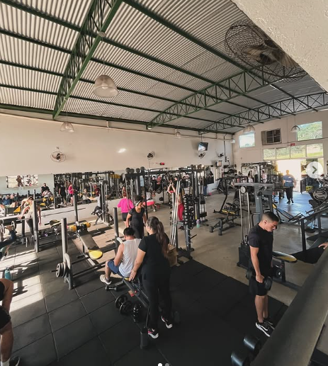 Espaços amplos para musculação e condicionamento