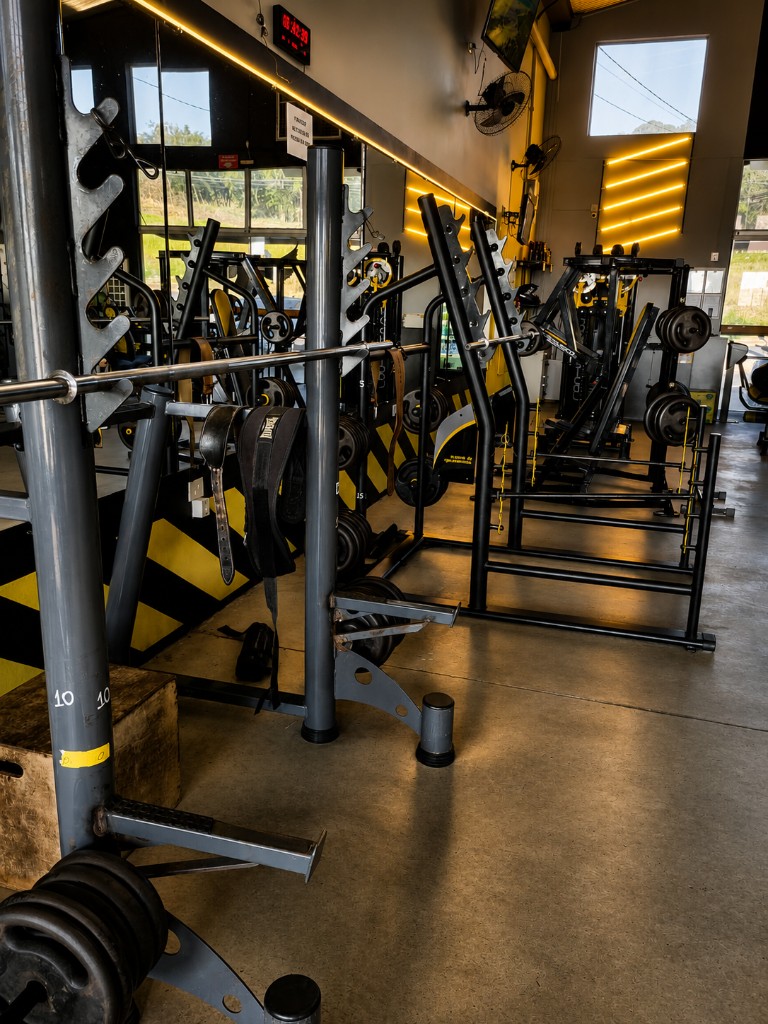 Racks de agachamento e área de musculação da Academia Imperial
