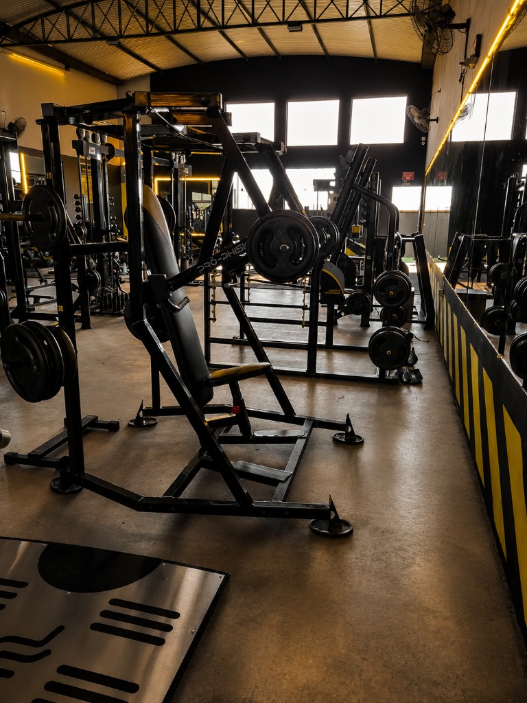 Equipamentos de musculação e estrutura da Academia Imperial
